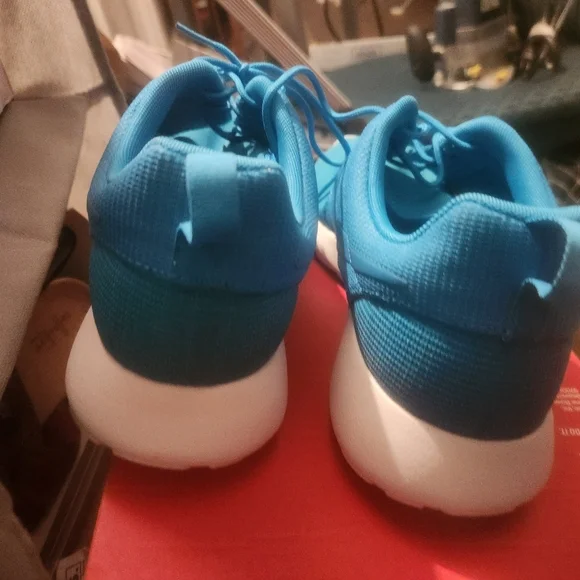 Nike Turquoise Athletic Shoes - Picture 2 of 4